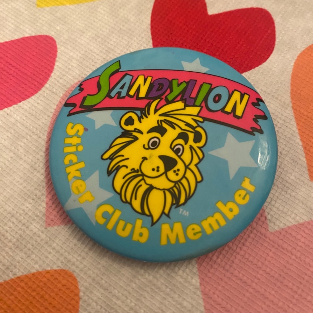 Vintage Sandylion Sticker Club Member Button Pin 90s - Picture 3 of 3